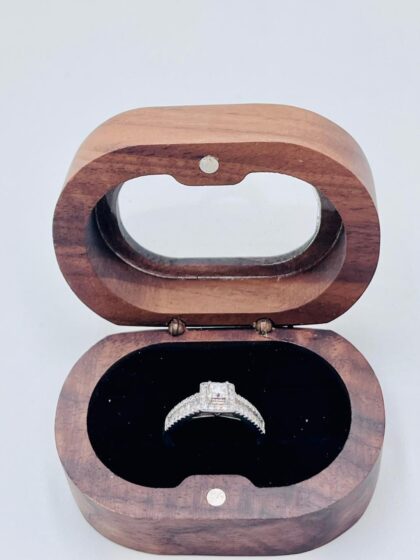 (F4) 18ct White Gold Ladies Ring