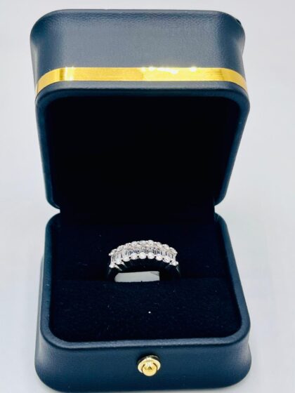 (F1) 18ct White Gold Ladies Ring